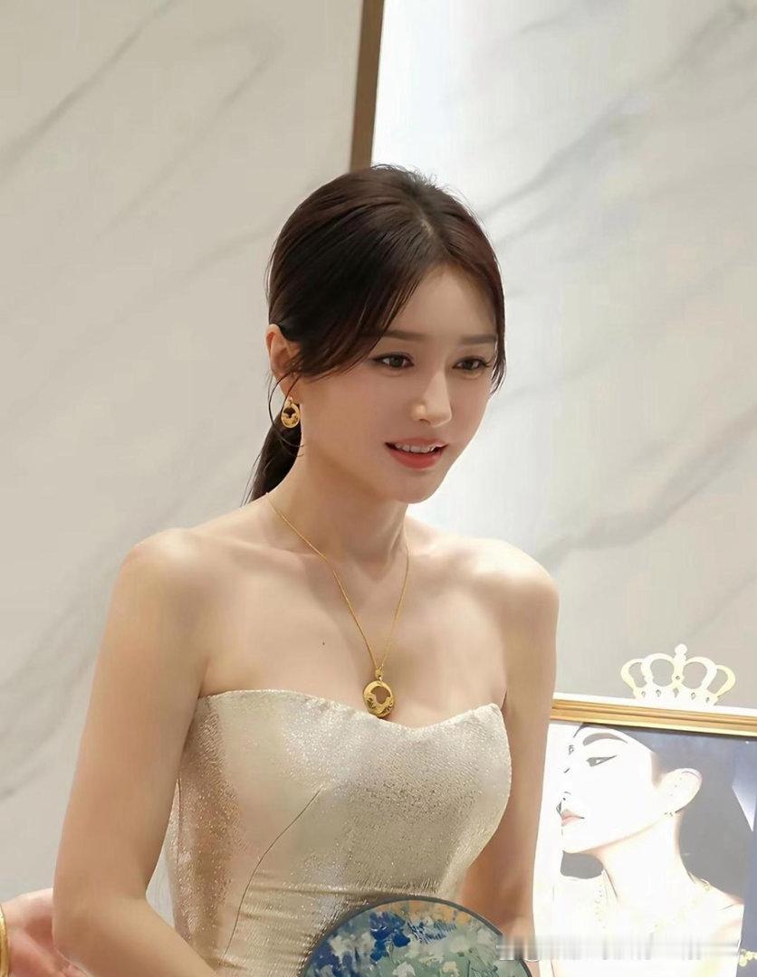 秦岚温柔又明艳，颜值气质双在线，妥妥大众心中的白月光女神。