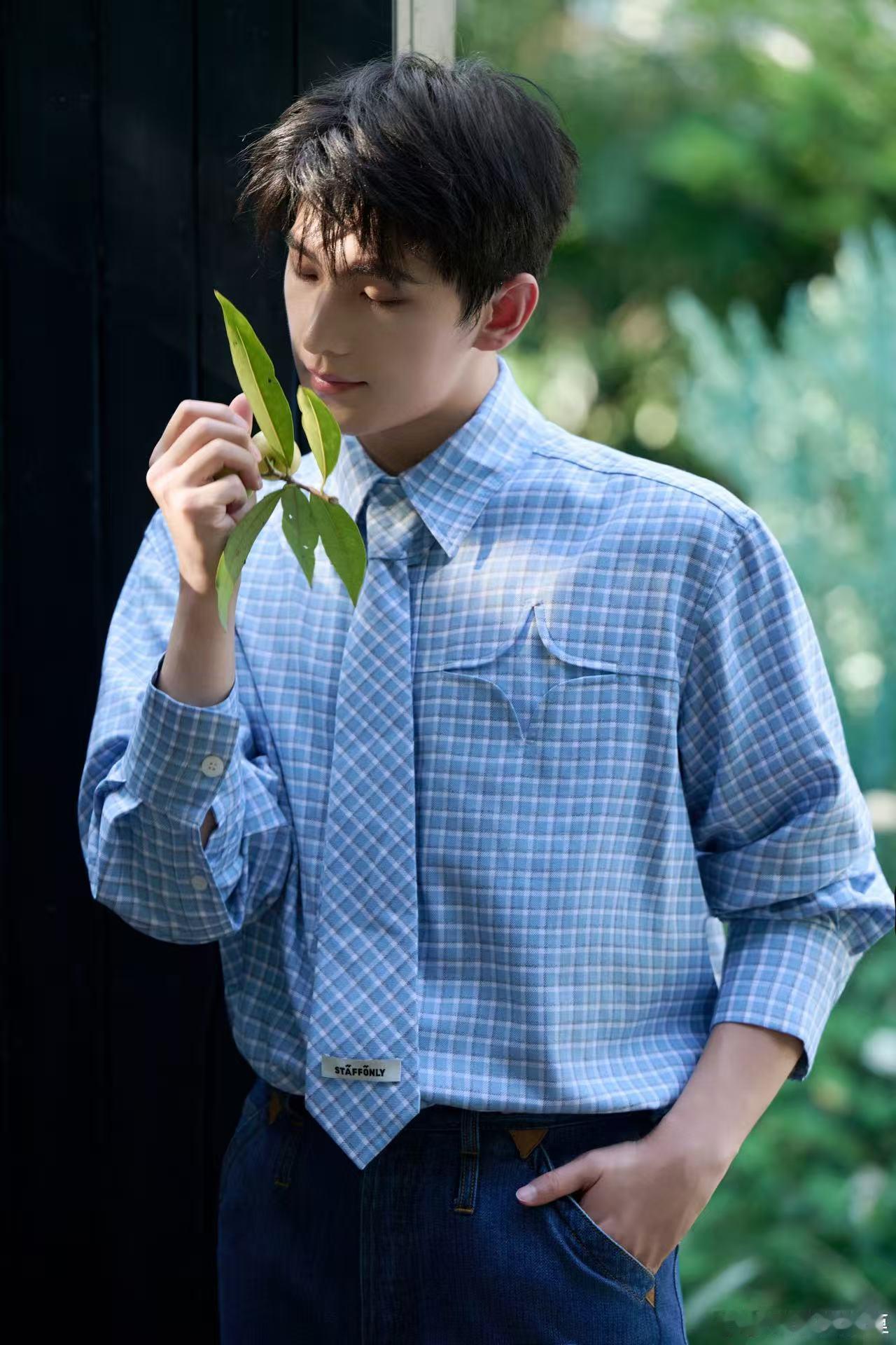 杨洋给电影得闲谨制包场了杨洋包场了正午阳光的新电影，粉丝们的心都跟着激动了！从