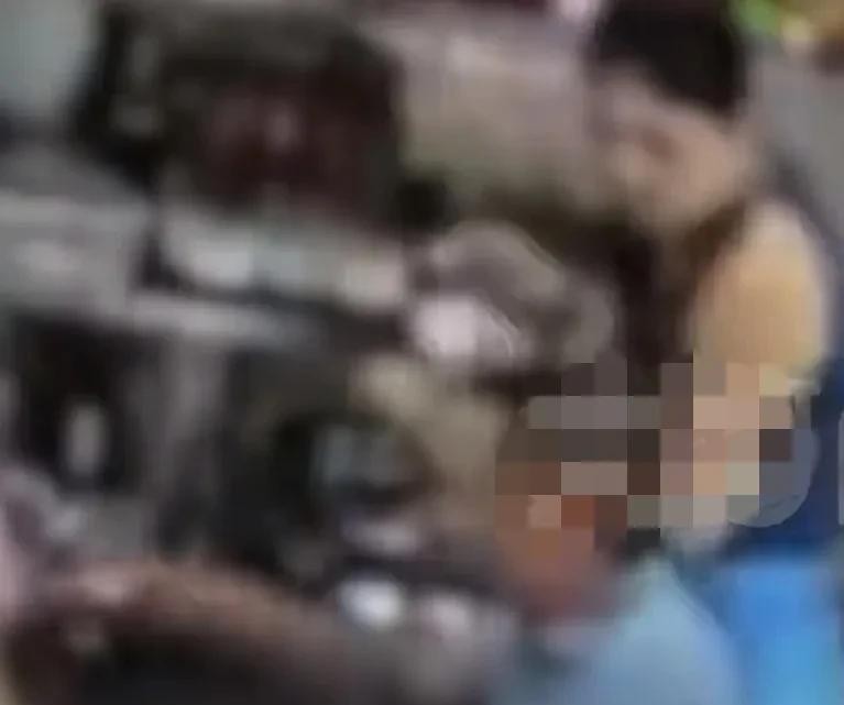 近日，海南三亚一女生在餐厅打蘸料时被身后的男子摸臀，随后双方发生争执，该男子态度
