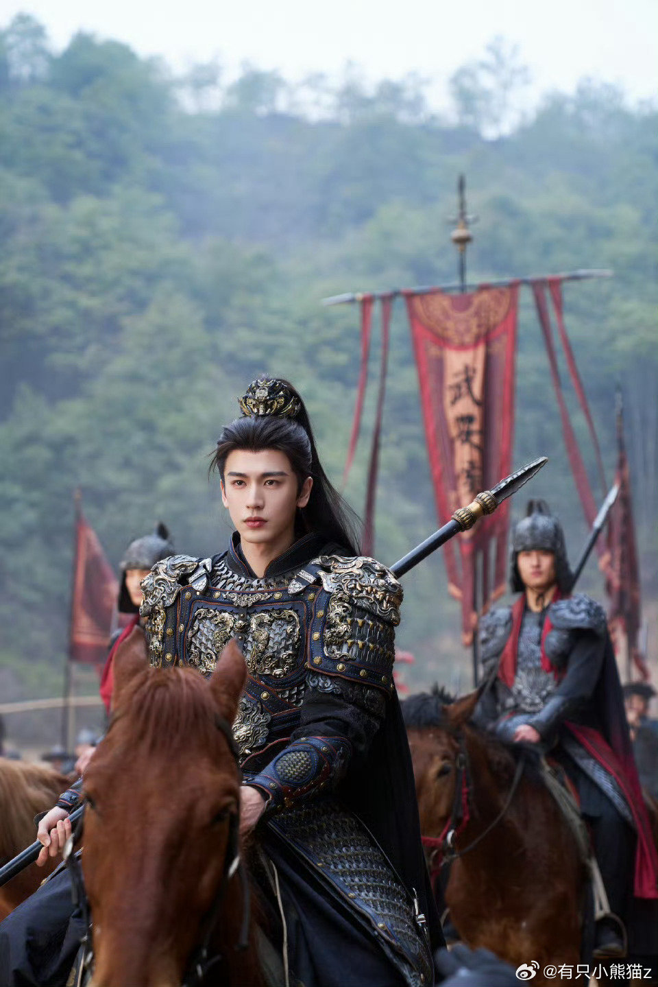 张凌赫单手丝滑上马谁懂这丝滑感！长腿一跨、单手稳控，身姿挺拔如松，古装男主氛围感