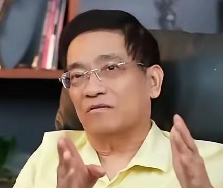 郎咸平在直播中谈及私人经历时，直言年轻时曾在情感中游走，为此付出数千万代价。他称