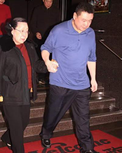 他病到坐轮椅时，甘比往港大捐了1个亿。最不想要钱的人，最后拿走了所有钱。刘銮