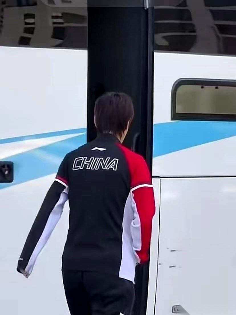 天还没亮，一个人，一辆空荡荡的大巴，一道锁死的门。我跟你讲，有时候最扎心的不是