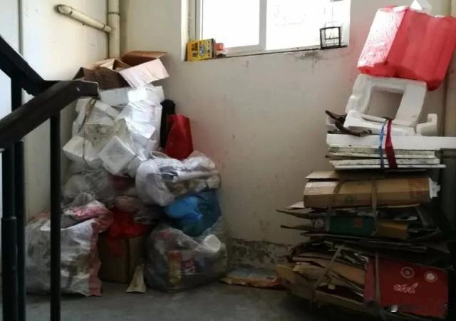 广东深圳，业主查看自己空置的房子时，发现房间里堆满了各种杂物，调查得知是物管私自