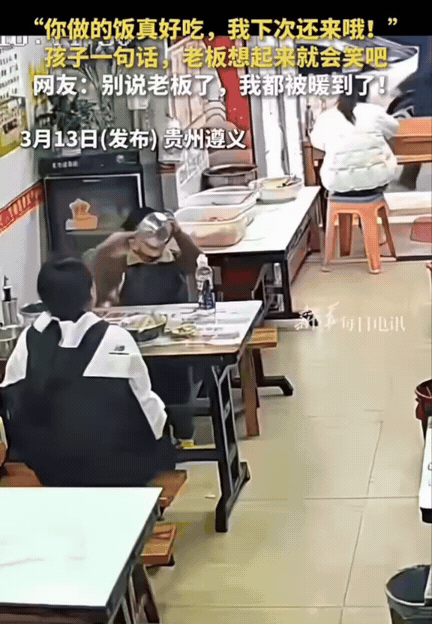 甜到心坎了！早餐店老板正忙着给顾客准备餐食，一位妈妈领着儿子来吃早餐，老板原本并