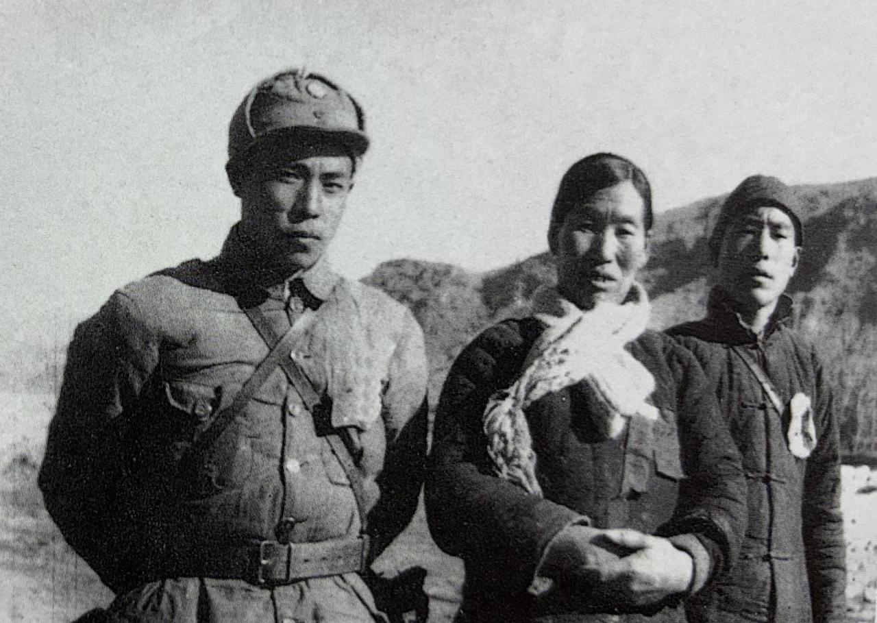 1944年2月，晋察冀军区战斗英雄邓世军、北岳区拥军模范戎冠秀和民兵英雄李勇（“