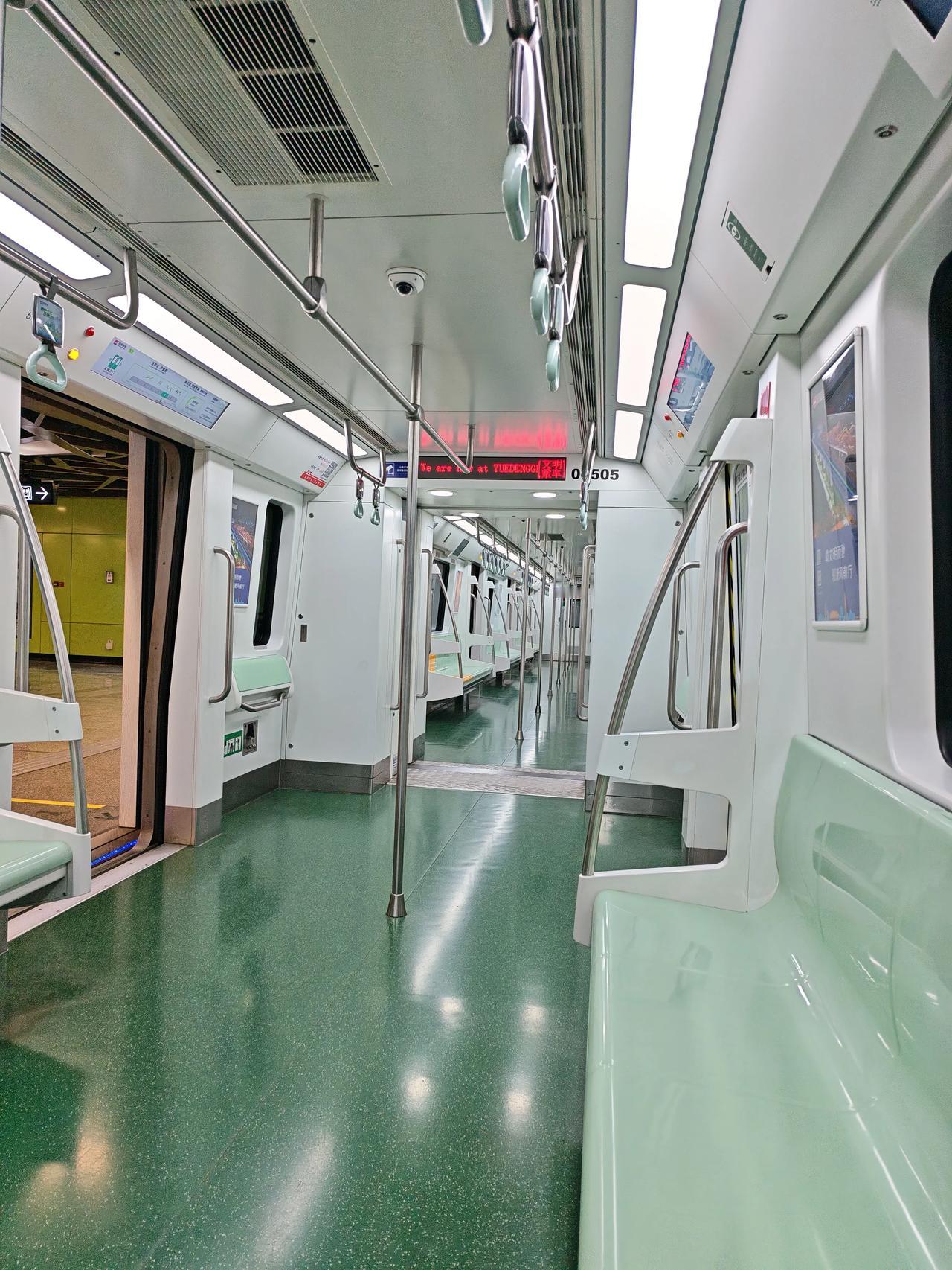 就在刚刚，第一次在月登阁坐西安地铁5号线往创新港方向，车上乘客寥寥，这是我坐西安