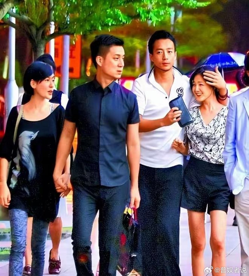 以前所有人都觉得大S嫁得好，小S婚姻憋屈，现在全反过来了。大S头婚跟汪小菲吵了十