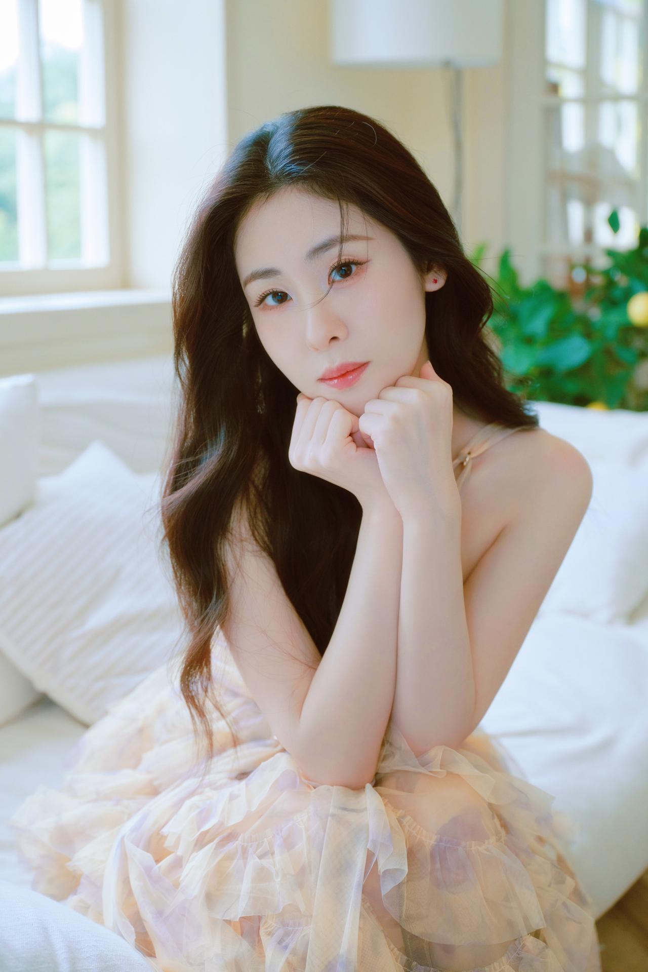 《窗畔的糖霜》原创诗词原创看图片配诗她把胳膊叠成蓬松的云，托着被日