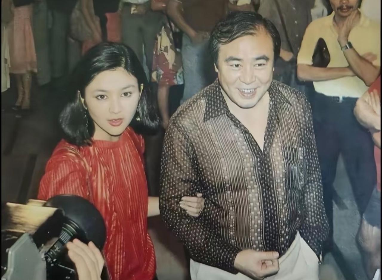 1982年，关之琳与父亲关山一同出席活动，关之琳手挽父亲胳膊，画面很是温馨，两人