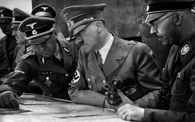 1940年，德国特工拎着一包“假英镑”，来到瑞士银行存钱，并暗示银行人员，这些钱