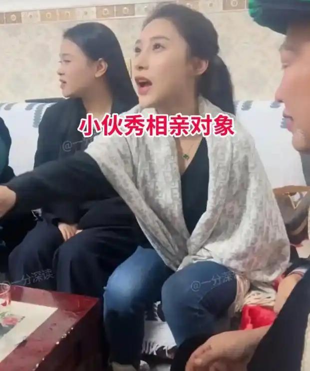 小伙第一次带相亲对象回家，一屋子亲戚都看呆了。姑娘眉眼灵动，笑容大方，长相亮眼，