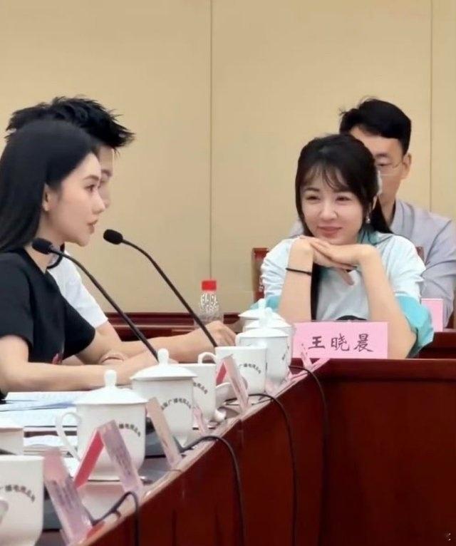王晓晨喜欢美女多于帅哥哎！她看刘浩存都星星眼啰。