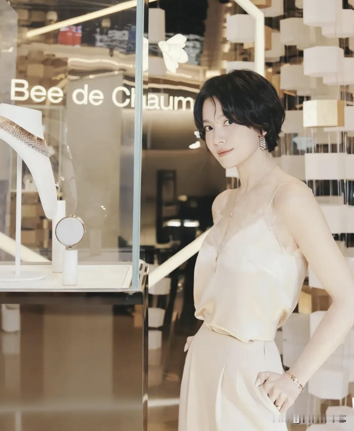 16日，演员宋慧乔在自己的Instagram上上传了照片。公开的照片中，宋慧乔身