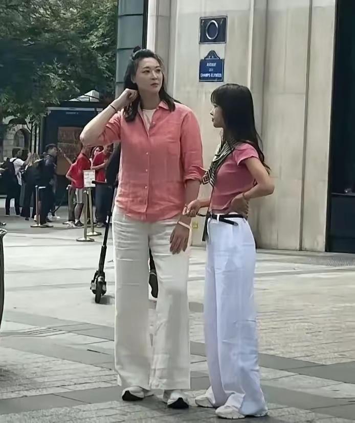万万没想到啊！电视里看着身材那么苗条的女神，现实中竟然是这么大大只！太健壮了