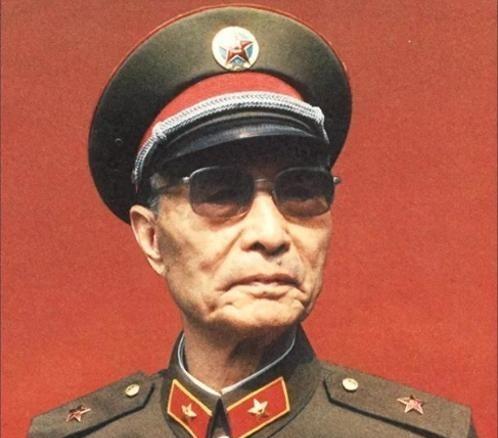 1964年，张爱萍将军到酒泉某基地视察。突然，他发现有10多名背着斜挎包的战士站