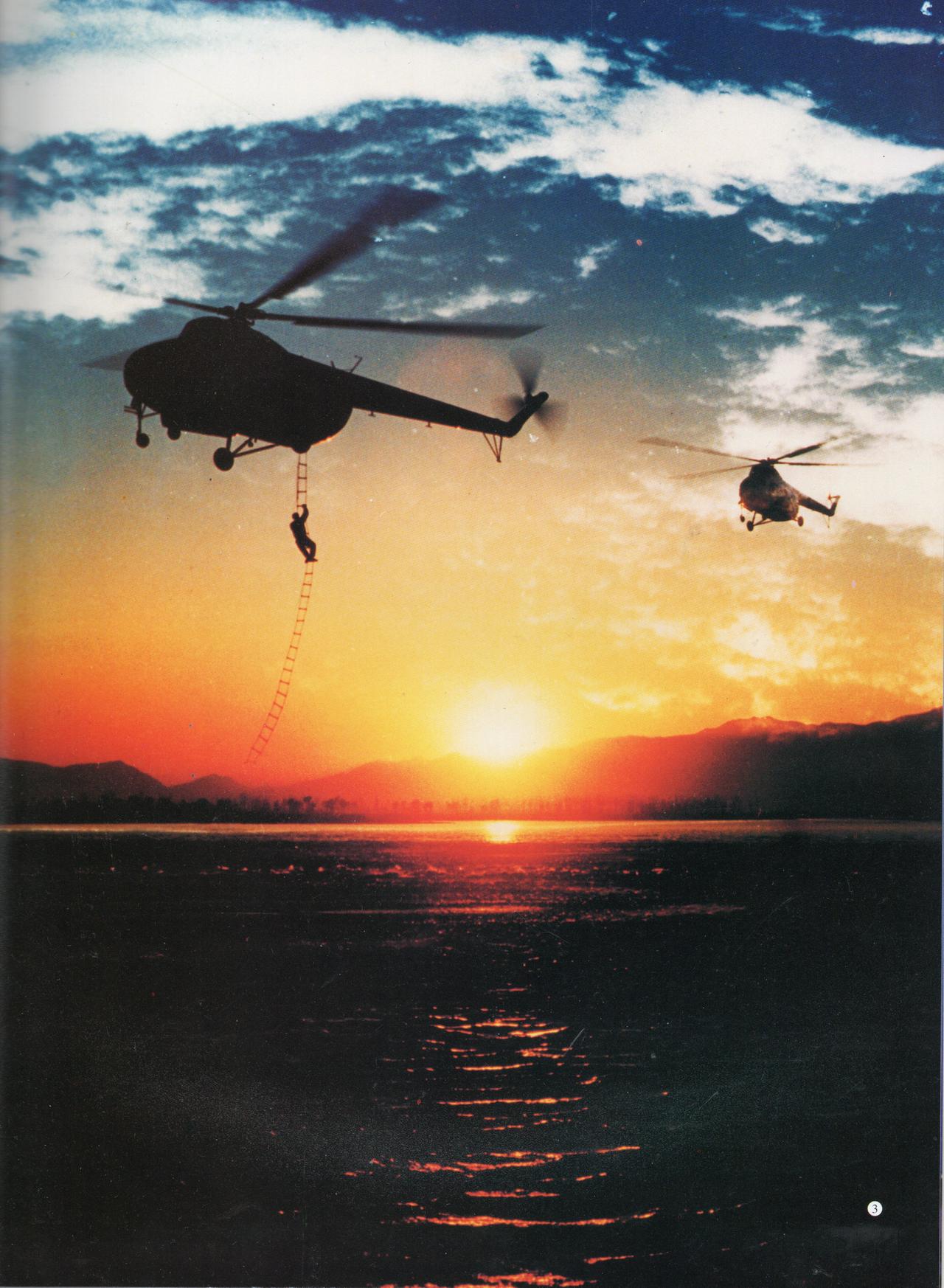 经典老飞机，我国第一代直升机——直五在夕阳的映射下，搭载战士进行海上救生训练。图