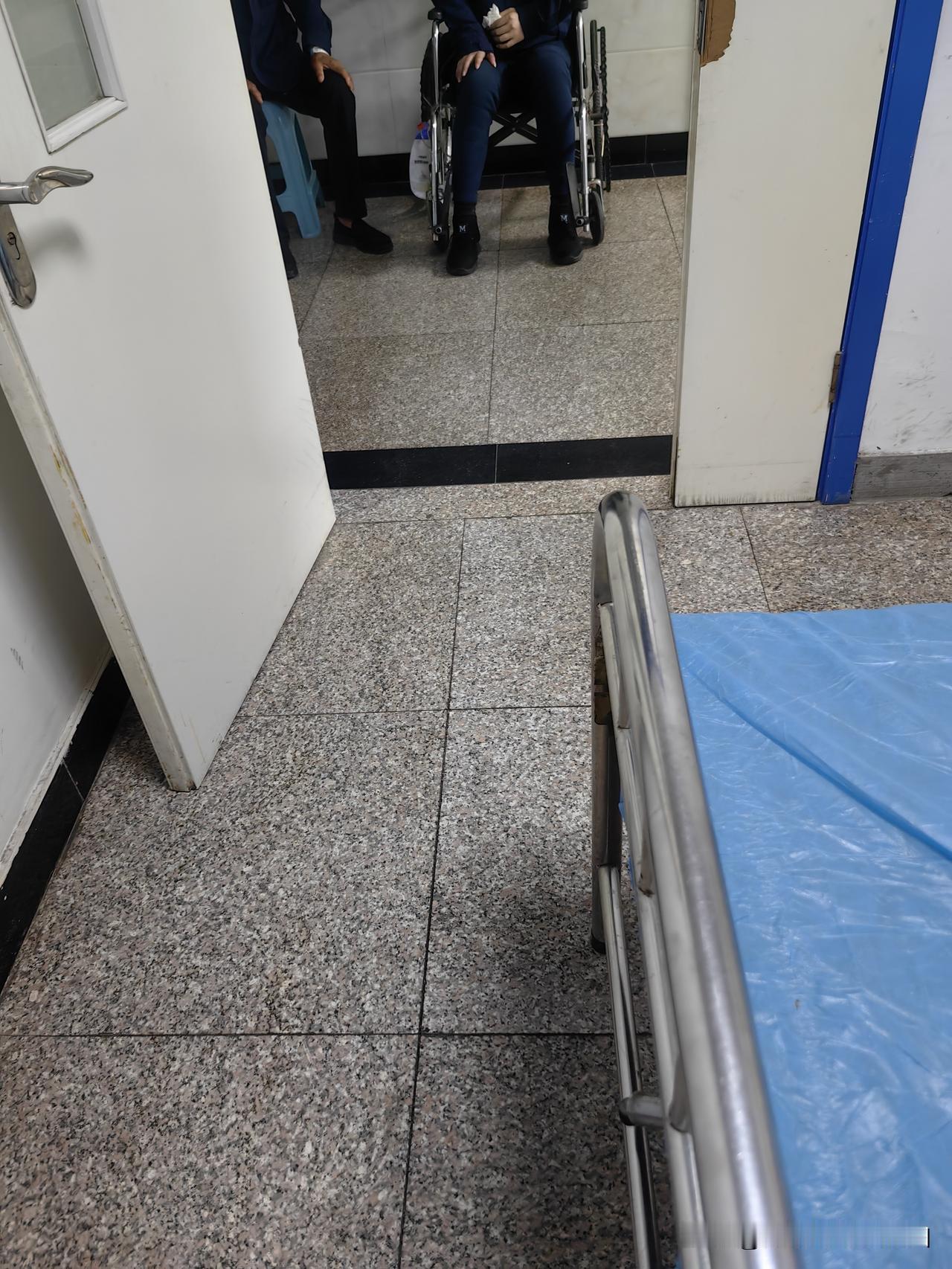 42岁的老公高位截瘫不能自理十一年了，由于身上没知觉发现尿液成酱油色了化验尿才查