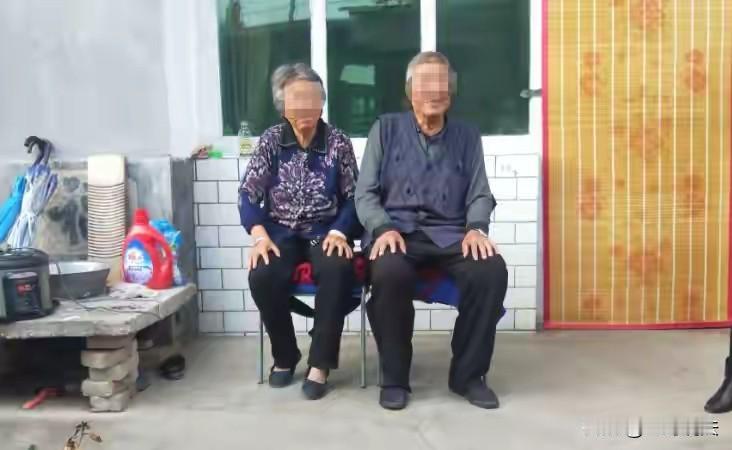 “老人太可怜了！”山西吕梁，一44岁女子包车回村，先吃了碗面，把帽子口罩戴好，直