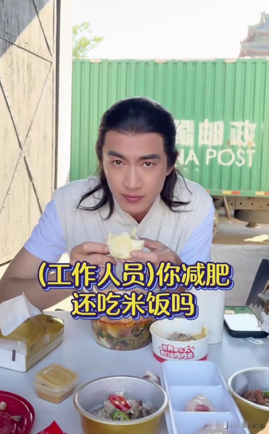 如果蒋欣看到林更新这减肥餐，不知是何种心情。瞧瞧林更新这一桌子饭，碗呀碟呀摆