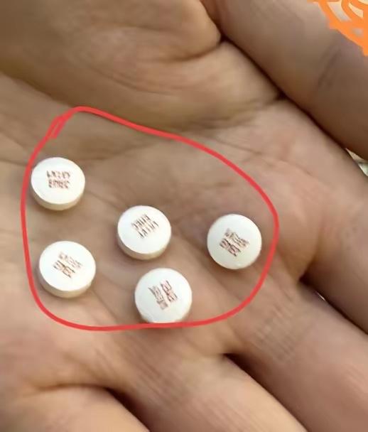 前两天给老公洗衣服，掏兜摸出几片白药片，上面印着红字。盯了半天没认出是什么药，药