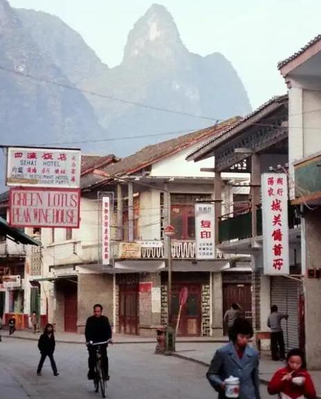 1989年的秋天，一个三十多岁的女人在收拾丈夫旧衣服的时候，翻出了一张纸条。纸