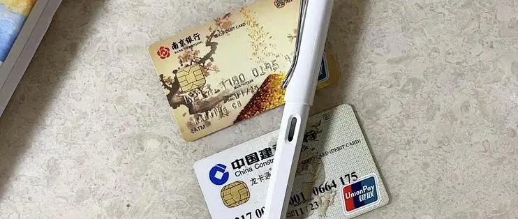 浙江富阳一中年女子，因为不信社保，硬是28年没交社保，每个月给自己攒了1500块