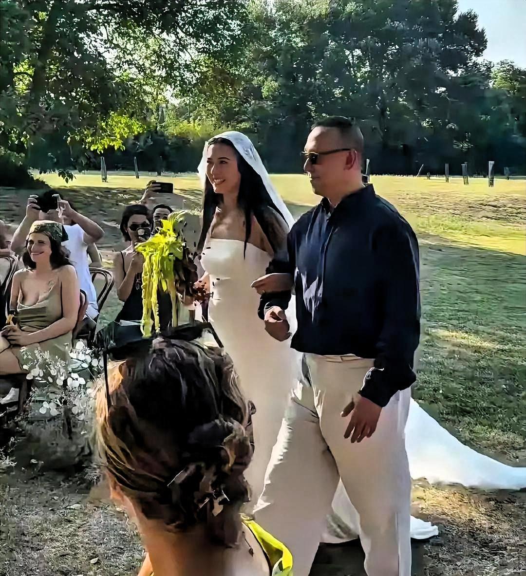 去年8月，姜文挽着女儿走进婚礼。现在才过8个月，姜一郎晒出孕肚照。红色吊带背