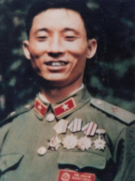 1978年深冬，山东沂蒙山区的一个小村庄，寒风凛冽。26岁的解放军某部副连长刘保