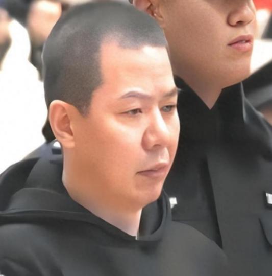 山西黑老大“小四毛”曾被妻子捞出监狱。出狱后，这个敛财12亿、坐牢像度假，6次减