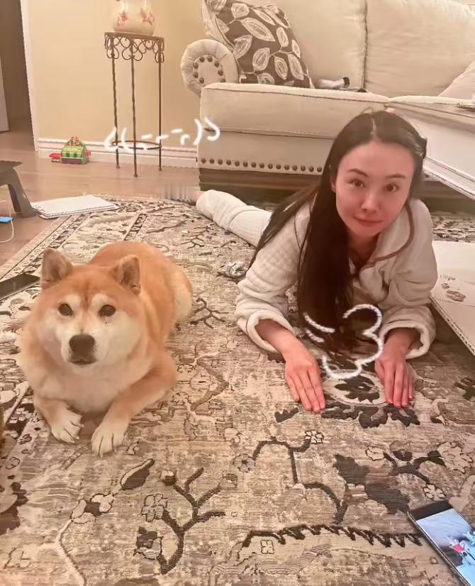 郑爽真的原来越像妈妈了！35岁的郑爽近照曝光，住在国外豪宅的她，看起来远没有以