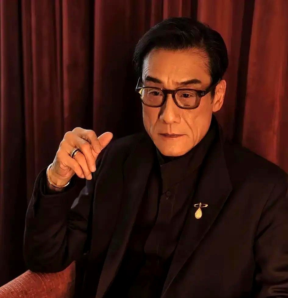 梁家辉演了一辈子戏，让他觉得终生无憾的，不是咸丰帝，也不是周淮安。拍风林火山演狄文杰，他在片场被导演