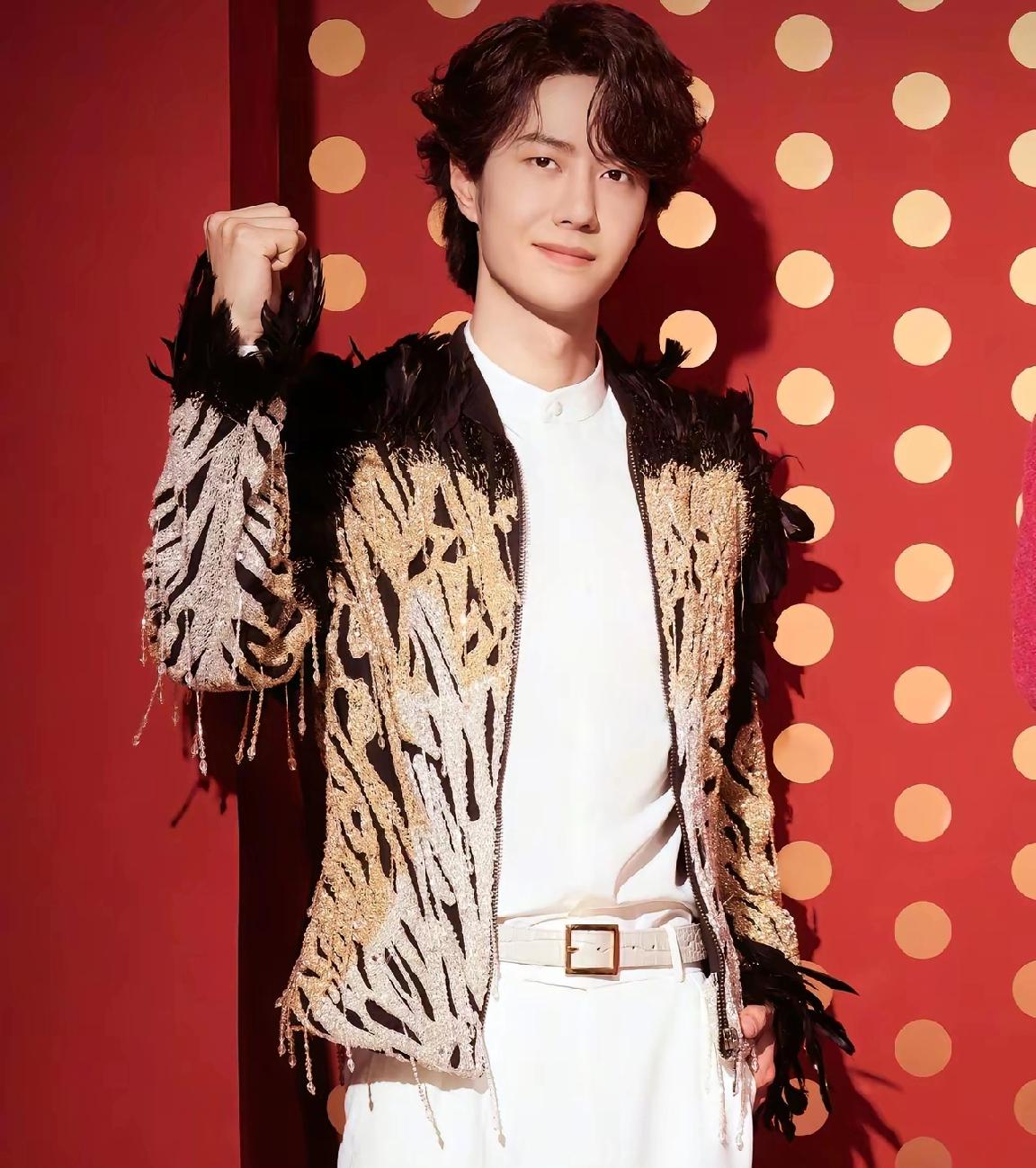 话说我们啵啵演出时袖子上漂亮的串珠珠哪里去了？明明彩排时还能看到星光闪闪的串珠垂