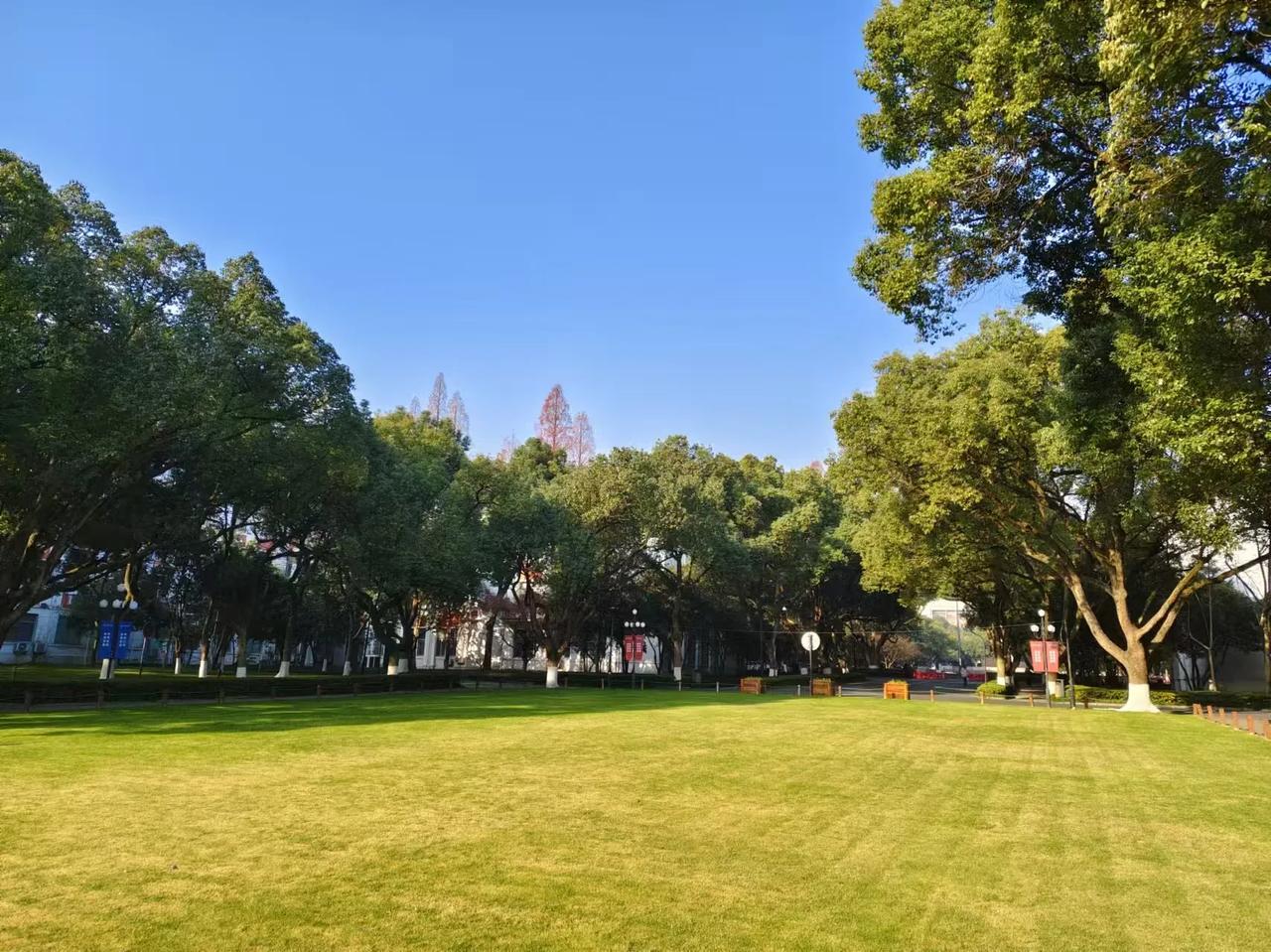 到了杭州，不可不去西湖。到了杭州，也不可不去浙江大学。在西湖边上，