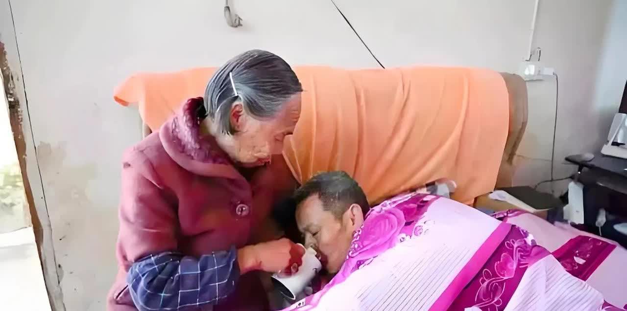 养不熟的白眼狼！河南，女子嫌丈夫脑梗不能自理，经常骂他，70岁公婆将儿子接回家照