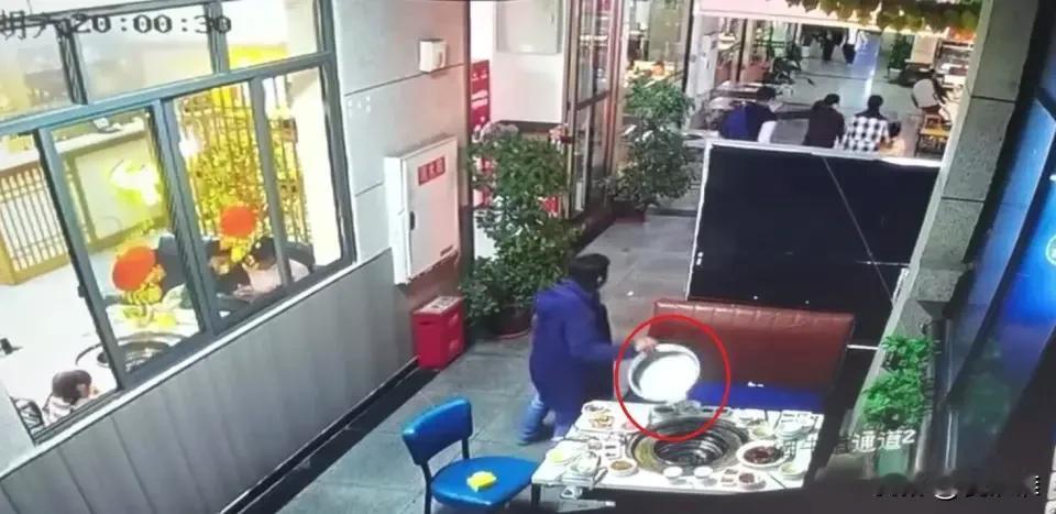 “真是开眼了！”五人吃过火锅后不仅把剩余的食材打包带走，就连饭店的锅也给端走了更