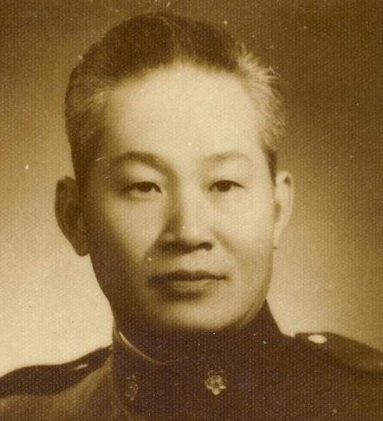 1951年的一晚，孙立人躺在床上，准备入睡，习惯性地将妻子搂进怀中。然而，刚一搂