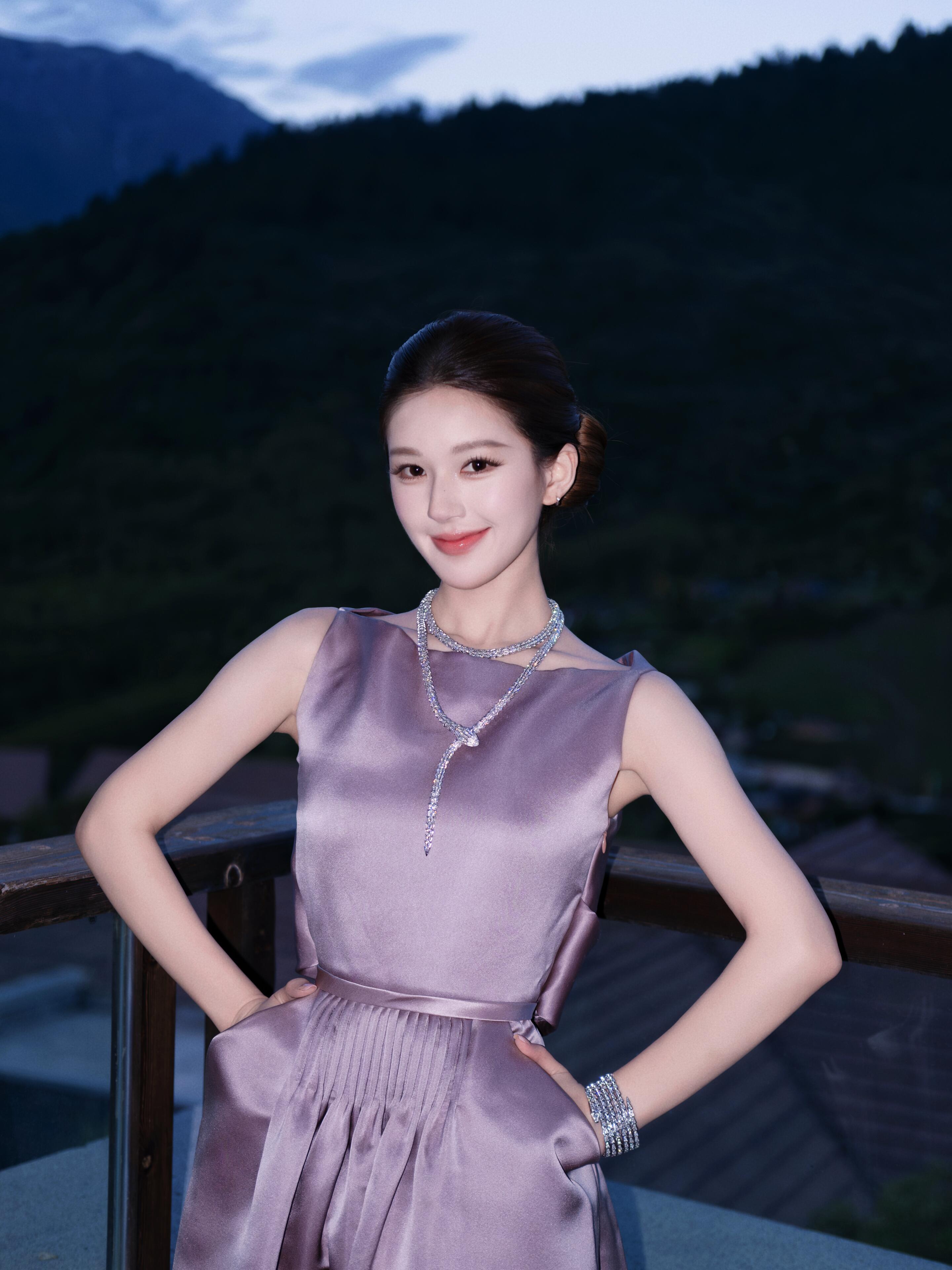 赵露思VOGUE山谷假日连换三套造型，既有TonyWard最新季定制系列，亦有