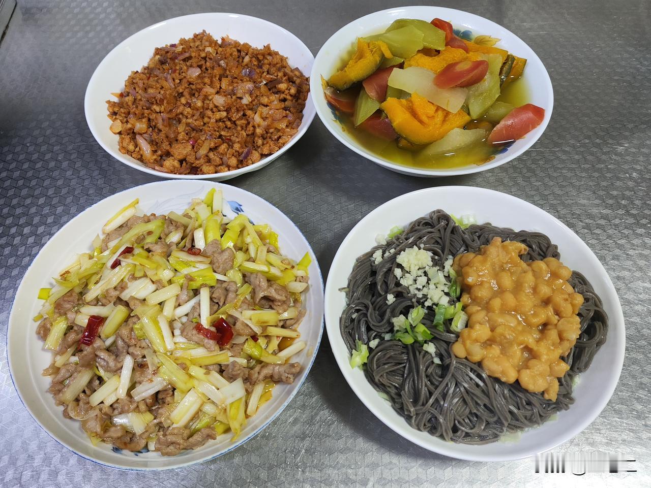 四月二十日午餐，我制作了二菜一汤一主食。第一道是韭黄炒肉，第二道是肉末炒洋葱，汤