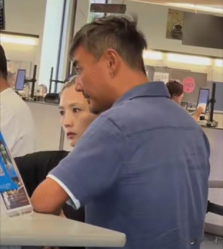 何洁和丈夫刁磊在美国被偶遇，两个人疑似在办理车辆驾照之类的事宜。一个是鼓手，一