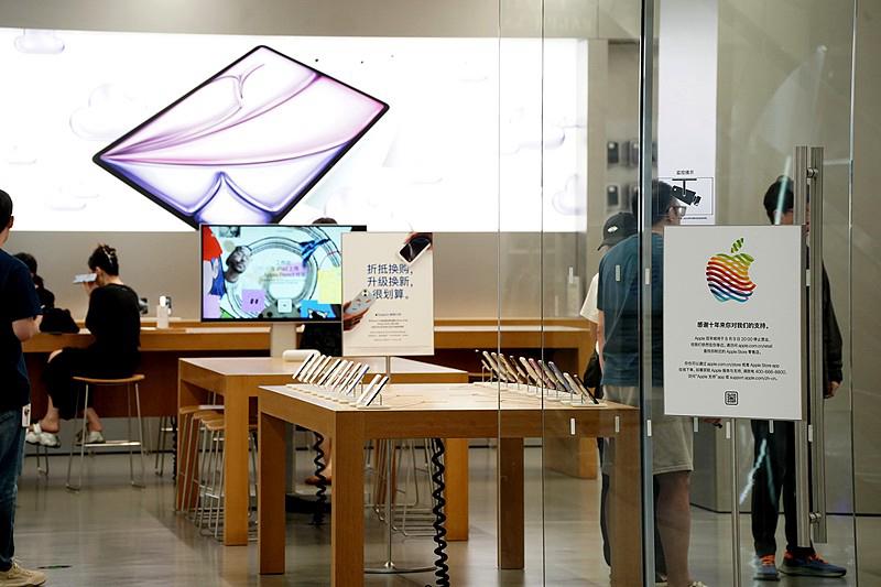 百万预约挤爆！苹果首款折叠屏iPhone遇疯抢，灰色产业链趁机收割苹果首款折叠
