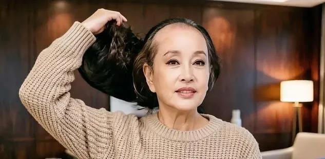 刘晓庆在节目里坐定，灯光打下来，两百多人盯着。她抬手，摘掉那顶跟了她三十年的定制