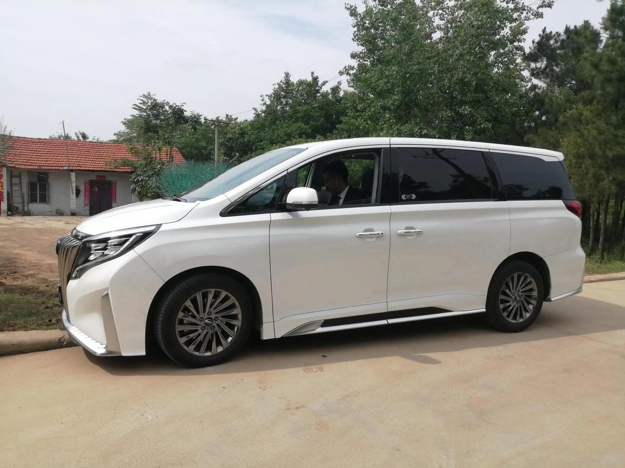 传祺M82021款大师系列390T至尊版裸车价：25.00万元平均油耗：