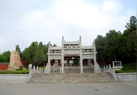 近日，河南南阳的一处景区里，一名女孩正开心地游玩散心，谁料一个不留神，失足落水，