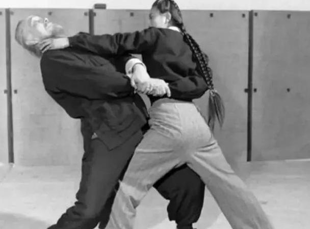 1968年，80岁的武僧宋九庵遇见了18岁的流浪姑娘宋莲萍，当时宋莲萍已经饿晕，