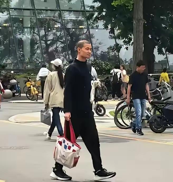 北京大学人才济济，韦东奕走在北大校园里毫不起眼，91年出生的他今年才35岁，已经