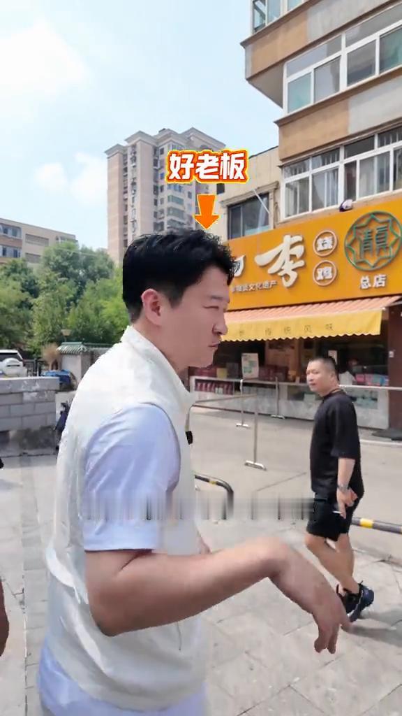 今天又来天津了，这回带你们吃一下老字号小李烧鸡。主要今天得带回去给北京的同事下午