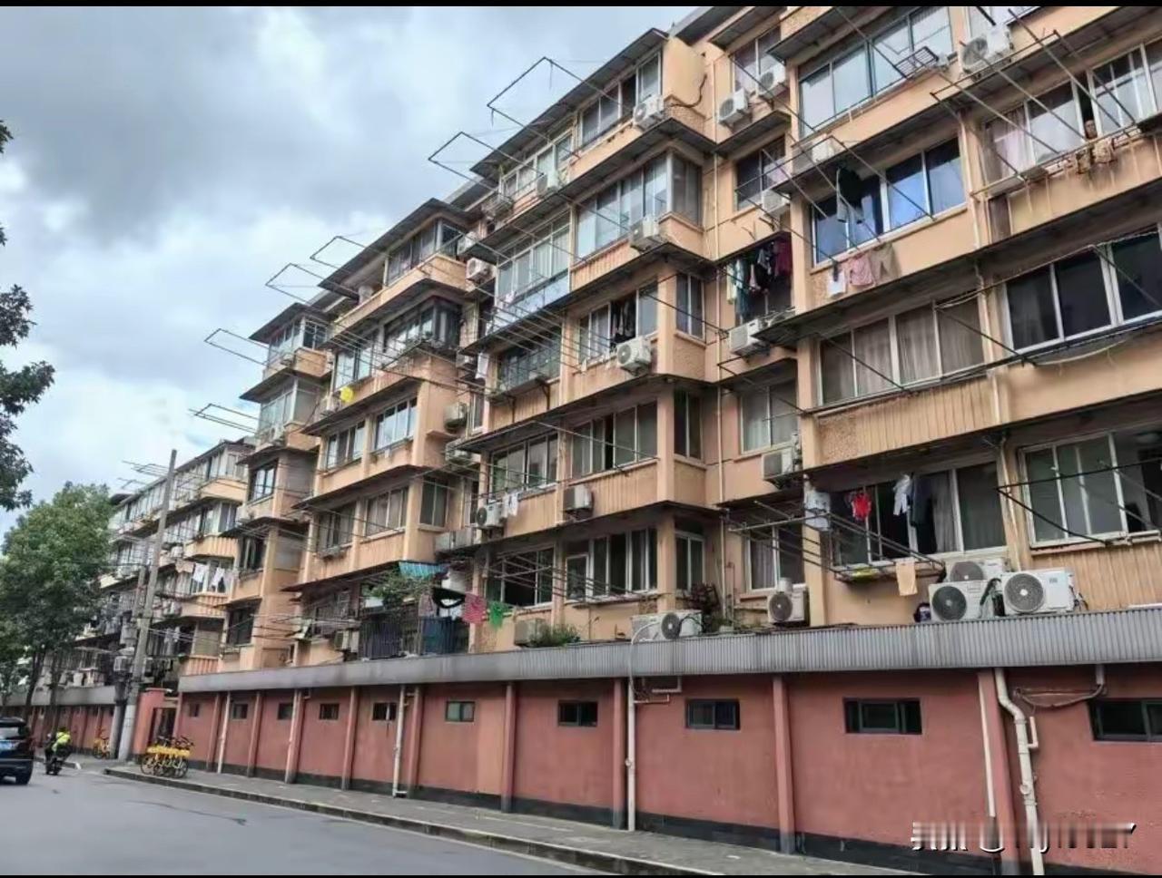 事发上海小区！深夜突然一声巨响，从5楼整体掉落！居民吓坏：美丽家园后经常发生