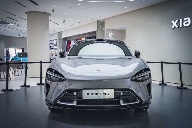 实拍钛金属色小米YU7！第一次见到小米YU7钛金属色，简直太帅了，外观很有质感