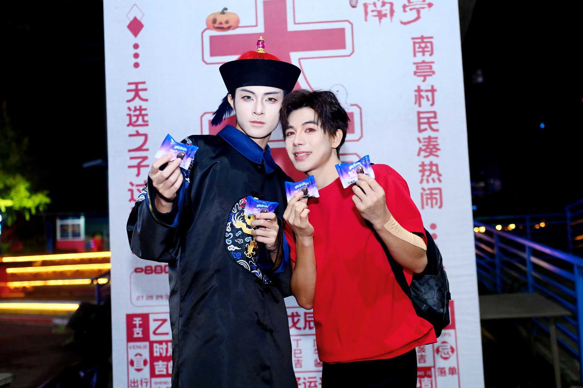 成都一群冷面帅男吃得真好本来应该从从容容游刃有余，结果转角遇到一群帅哥夜行，肯